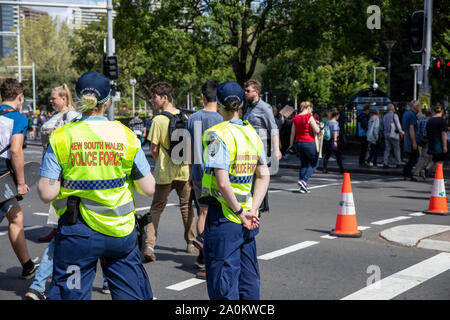 Sydney, Nouvelle-Galles du Sud, des femmes officiers de police en patrouille pendant la grève du changement climatique de sydney se rassemblent dans le centre-ville de Sydney, en Australie Banque D'Images