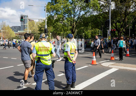 Sydney, Nouvelle-Galles du Sud, des femmes officiers de police en patrouille pendant la grève du changement climatique de sydney se rassemblent dans le centre-ville de Sydney, en Australie Banque D'Images