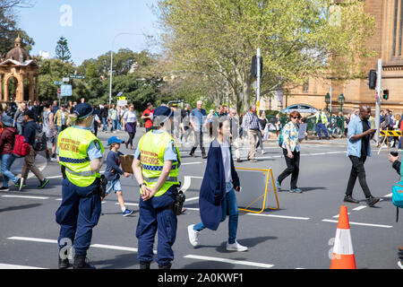 Sydney, Nouvelle-Galles du Sud, des officiers de police féminins en patrouille lors d'une grève du changement climatique à sydney se rassemblent dans le centre-ville de Sydney, en Australie Banque D'Images