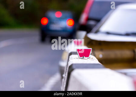 Un réflecteur de garde-corps sur un pont routier. Banque D'Images