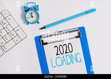 2020 main conceptuel écrit, indiquant le chargement. Concept de publicité au sens de l'année à venir la prévision de l'avenir, mise à plat de l'événement au-dessus des tables avec clo Banque D'Images