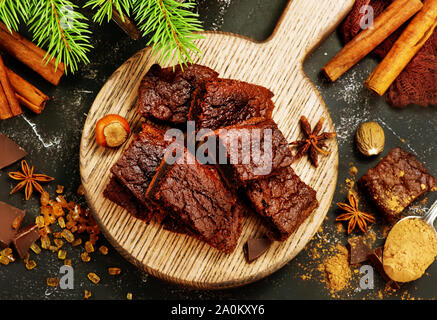 Gâteau au chocolat sur planche de bois et sur une table Banque D'Images