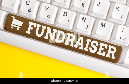 L'écriture de texte Word Fundraiser. Photo d'affaires mettant en valeur la démonstration dont le travail ou la tâche est chercher un soutien financier pour des organismes de bienfaisance avec clavier pc blanc e Banque D'Images