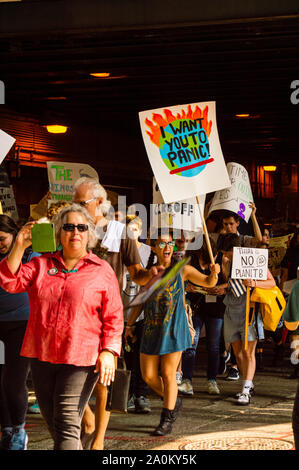 Chicago, USA-Septembre 20, 2019 : Le réchauffement de la grève. Des milliers d'adolescents et les gens du centre-ville de mars pour sensibiliser à l'urgence des changements climatiques Chan Banque D'Images