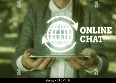 Signe texte montrant Chat en ligne. Photo d'affaires texte parlant avec un ami ou quelqu'un à travers internet et PC phone Banque D'Images