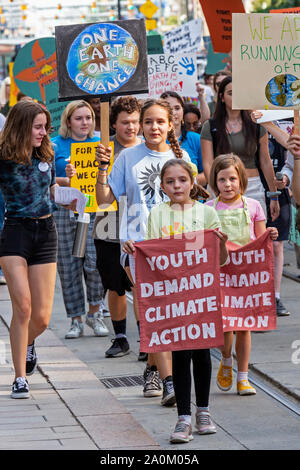 Detroit, Michigan, USA - 20 septembre 2019 - Les jeunes à la tête d'une marche et un rassemblement, une partie de la grève du climat mondial. Ils faisaient partie d'un mouvement dans plus de 175 pays pour mettre fin à l'ère des combustibles fossiles. Crédit : Jim West/Alamy Live News Banque D'Images