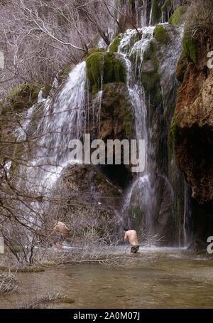 BAÑISTAS EN UNA CASCADA DEL NACIMIENTO DEL RIO CUERVO. Emplacement : NACIMIENTO DEL RIO CUERVO. PROVINCIA. CUENCA. L'ESPAGNE. Banque D'Images