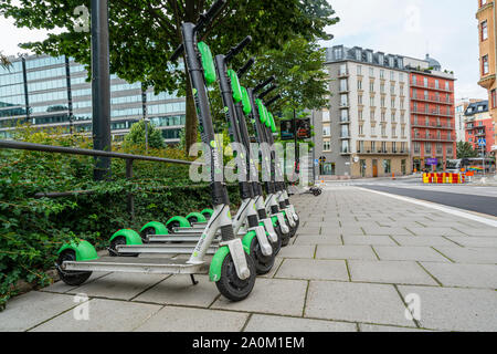 Stockholm, Suède. Septembre 2019. Location de scooters électriques en stationnement sur le trottoir Banque D'Images