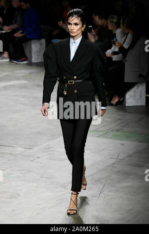 Milan, Italie. Sep 20, 2019. VERSACE SS20 de piste à Milan Fashion Week - Milan, Italie 20/09/2019 | Crédit dans le monde entier d'utilisation : dpa/Alamy Live News Banque D'Images