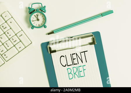 La main conceptuel montrant bref du Client. Signification des documents Un concept délimité par les termes de clients et l'organisme de mise à plat au-dessus de table avec clo Banque D'Images