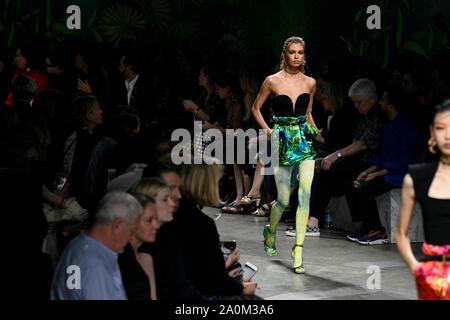 Milan, Italie. Sep 20, 2019. VERSACE SS20 de piste à Milan Fashion Week - Milan, Italie 20/09/2019 Credit : dpa/Alamy Live News Banque D'Images