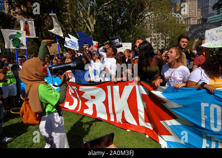 New York, New York, le 20 septembre 2019. Un groupe diversifié de jeunes hurle à soutenir le climat de la grève climatique de New York. Des dizaines de milliers de personnes, des étudiants ont assisté à la marche et se sont ralliés à Broadway jusqu'à Battery Park avec Greta Thunberg comme participant et invité. Banque D'Images