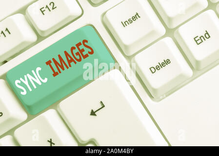 Texte de l'écriture écrit synchroniser des photos. Photos de photo conceptuelle identique dans tous les périphériques accessibles n'importe où avec clavier pc blanc note vide pa Banque D'Images