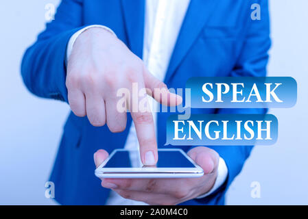Signe texte montrant parler anglais. Photo d'affaires mettant en étudier une autre langue étrangère cours verbale en ligne d'affaires dans le suite bleue avec LAP Banque D'Images