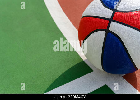 Balle de basket-ball sur le guide des conduites d'un stade en plein air close up composition horizontale Banque D'Images