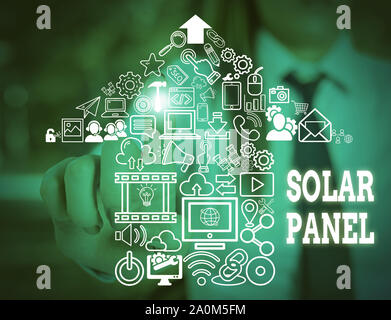 Texte de l'écriture l'écriture panneau solaire. Photo conceptuel conçu pour absorber les rayons de soleils source génératrice d'énergie porter Femme Combinaison de travail formel présentant Banque D'Images