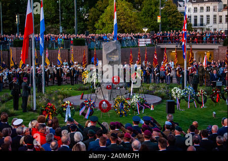 Une vue générale de la cérémonie.Au cours de la cérémonie de remise en suspension dans l'air avec une contribution internationale à la place de l'air au pied du pont John Frost à Arnhem, tous les soldats alliés sont commémorés, qui est tombé au combat tout en essayant de conquérir et de tenir l'Arnhem Bridge (pont John Frost) sur le 17-23 septembre 1944. Les anciens combattants britanniques et polonais, ainsi que les responsables civils et militaires, payer leur respect pour ceux qui ont donné leur vie pour la liberté par le dépôt de gerbes. Le 75e anniversaire de la bataille d'Arnhem a également compté la cérémonie avec la présence de la princesse Margriet des Pays-Bas Banque D'Images