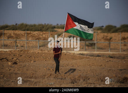 Gaza, la Palestine. Sep 20, 2019. Un manifestant palestinien tient le drapeau palestinien à la frontière au cours d'une manifestation anti-israélienne à la frontière Israel-Gaza clôture dans le sud de la bande de Gaza. Credit : SOPA/Alamy Images Limited Live News Banque D'Images