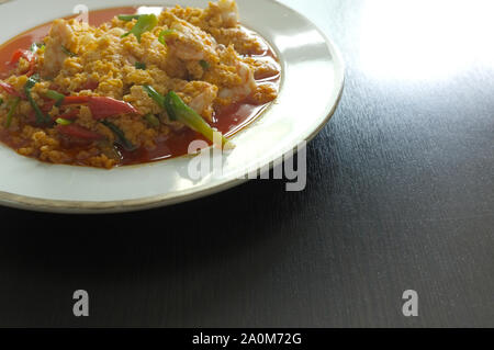 Crevettes sautées avec du curry Thai Food est populaire au goût sucré et le sel ont Banque D'Images