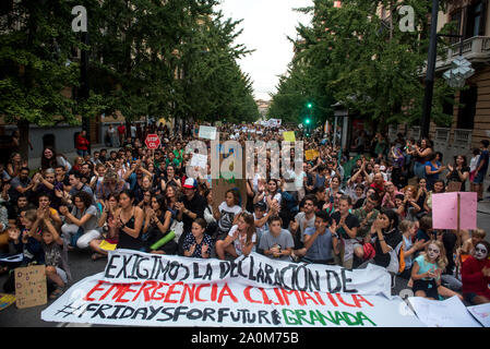 Granada, Espagne. Sep 20, 2019. Les protestataires s'asseoir dans la rue, ils prennent part à l'occasion de la manifestation.Plus de cinq cents personnes sont rassemblées à Grenade au cours de l'avenir" "vendredi pour protester pour demander l'état d'urgence climatique pour être déclaré. Credit : SOPA/Alamy Images Limited Live News Banque D'Images