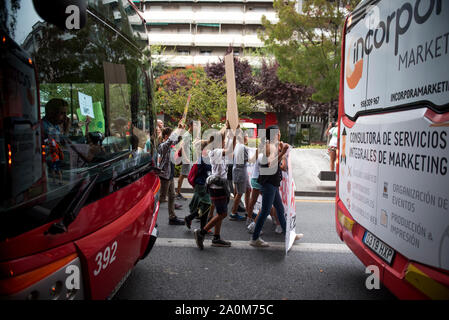 Granada, Espagne. Sep 20, 2019. Les manifestants dans la rue mars pendant la manifestation.Plus de cinq cents personnes sont rassemblées à Grenade au cours de l'avenir" "vendredi pour protester pour demander l'état d'urgence climatique pour être déclaré. Credit : SOPA/Alamy Images Limited Live News Banque D'Images