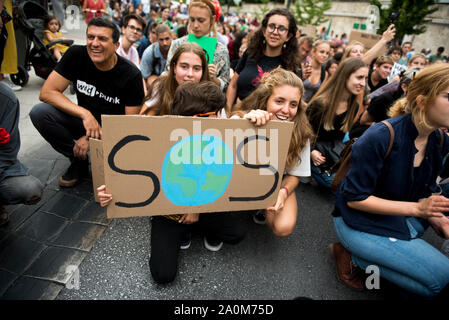 Granada, Espagne. Sep 20, 2019. Tenir une pancarte des manifestants pendant la manifestation.Plus de cinq cents personnes sont rassemblées à Grenade au cours de l'avenir" "vendredi pour protester pour demander l'état d'urgence climatique pour être déclaré. Credit : SOPA/Alamy Images Limited Live News Banque D'Images