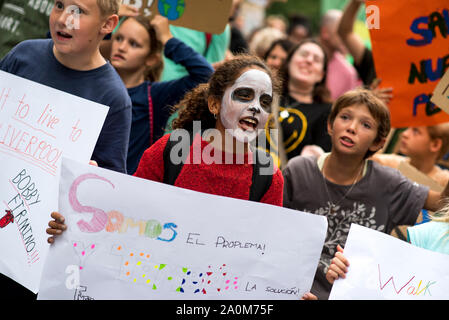 Granada, Espagne. Sep 20, 2019. Les enfants occupent des pancartes tout en scandant des slogans pendant la manifestation.Plus de cinq cents personnes sont rassemblées à Grenade au cours de l'avenir" "vendredi pour protester pour demander l'état d'urgence climatique pour être déclaré. Credit : SOPA/Alamy Images Limited Live News Banque D'Images