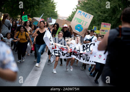 Granada, Espagne. Sep 20, 2019. Tenir une banderole des manifestants lors de l'exécution dans la rue pendant la manifestation.Plus de cinq cents personnes sont rassemblées à Grenade au cours de l'avenir" "vendredi pour protester pour demander l'état d'urgence climatique pour être déclaré. Credit : SOPA/Alamy Images Limited Live News Banque D'Images