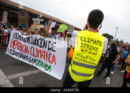 Granada, Espagne. Sep 20, 2019. Un manifestant portant un gilet sur les écrits de la loi sur la grève maintenant prend part au cours de la manifestation.Plus de cinq cents personnes sont rassemblées à Grenade au cours de l'avenir" "vendredi pour protester pour demander l'état d'urgence climatique pour être déclaré. Credit : SOPA/Alamy Images Limited Live News Banque D'Images