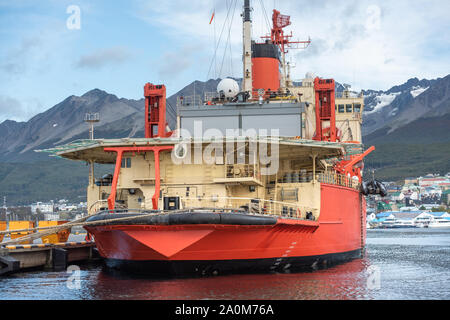 Ushuaia, Argentine - le 27 mars 2019 : poupe d'un gros brise-glace de la marine argentine amarrés dans le port maritime de la ville Banque D'Images