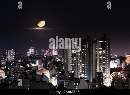 Buenos Aires, Argentine - le 04 avril 2017 : nuit et la lune dans le quartier d'Abasto de Buenos Aires city Banque D'Images