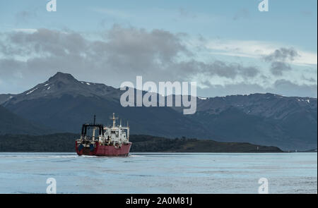 Ushuaia, Argentine - le 27 mars 2019 : : pêche bateau naviguant sur le canal de Beagle entre l'Argentine et le Chili Banque D'Images