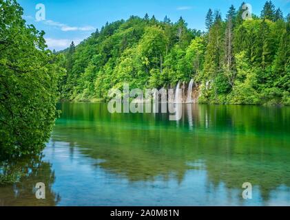 Une belle scène d'été paisible, la nature dans la forêt, avec des cascades et des arbres se reflétant dans un lac calme. Le parc national des Lacs de Plitvice, Croatie. Banque D'Images