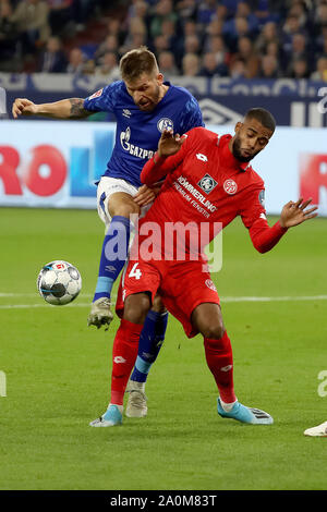 Gelsenkirchen, Allemagne. Sep 20, 2019. Guido Burgstaller (L) de Schalke 04 rivalise avec Jérémie St.juste de Mayence au cours de la Bundesliga match de football entre le FC Schalke 04 et le FSV Mainz 05 à Gelsenkirchen, Allemagne, le 20 septembre 2019. Credit : Joachim Bywaletz/Xinhua Banque D'Images