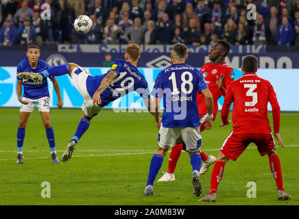 Gelsenkirchen, Allemagne. Sep 20, 2019. Guido Burgstaller (2L) de Schalke 04 pousses durant la Bundesliga match de football entre le FC Schalke 04 et le FSV Mainz 05 à Gelsenkirchen, Allemagne, le 20 septembre 2019. Credit : Joachim Bywaletz/Xinhua Banque D'Images