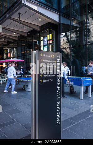 Les travailleurs de la ville, de la base de loisirs Leadenhall Building, City of London, Angleterre, Royaume-Uni Banque D'Images