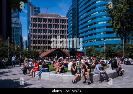 Les travailleurs de la ville profitez de soleil de l'été, Aldgate Square, City of London, Angleterre, Royaume-Uni Banque D'Images