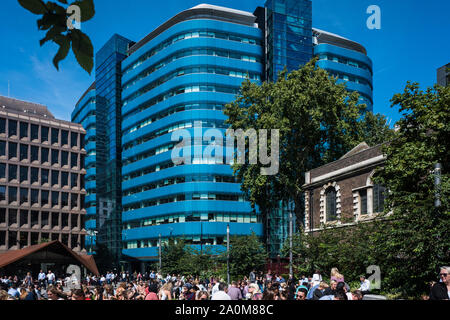 Les travailleurs de la ville profitez de soleil de l'été, Aldgate Square, City of London, Angleterre, Royaume-Uni Banque D'Images