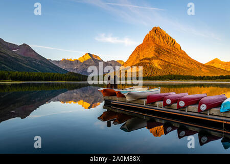 Swiftcurrent Lake au lever du soleil, le parc national des Glaciers Banque D'Images
