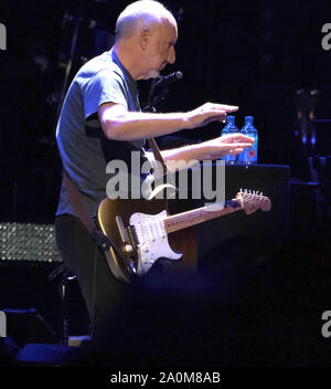 Lever du soleil, United States. Sep 20, 2019. L'OMS 'Moving On !' tour 2019 Pete Townshend joue sur la scène à la BB&T center à Sunrise, en Floride le Vendredi, Septembre 20, 2019. Photo par Gary JE Rothstein/UPI UPI : Crédit/Alamy Live News Banque D'Images