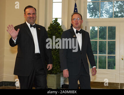 Washington, District de Columbia, Etats-Unis. Sep 20, 2019. Directeur de la Maison blanche des médias sociaux Dan Scavino et la Maison Blanche par intérim Chef du personnel et directeur de l'Office of Management and Budget (OMB) Mick Mulvaney arrivent pour le dîner d'État offert par le président des États-Unis, M. Donald J. Trump et la Première dame Melania Trump en l'honneur du Premier Ministre Scott Morrison de l'Australie et son épouse, Jenny Morrison, à la Maison Blanche à Washington, DC le vendredi, Septembre 20, 2019 Credit : Ron Sachs/CNP/ZUMA/Alamy Fil Live News Banque D'Images