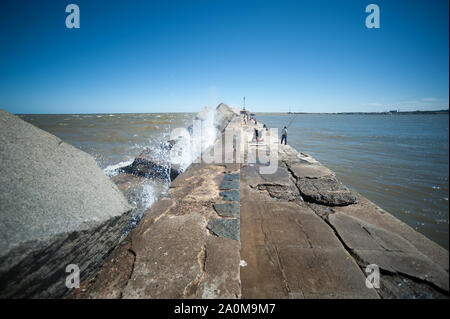 Montevideo, Uruguay - 10 mars 2013 : : pêche sur la digue de l'ouest de Montevideo Banque D'Images