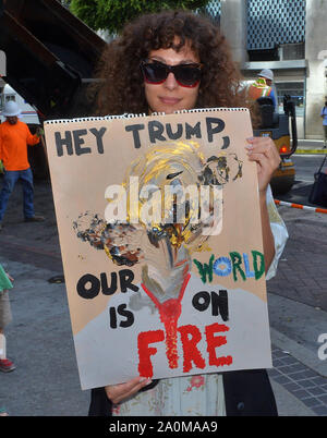 Los Angeles, United States. Sep 20, 2019. Des centaines de mars Pershing Square à l'hôtel de ville dans le cadre de la grève du climat mondial à Los Angeles le Vendredi, Septembre 20, 2019. Le climat de la semaine d'action de grève dans le monde entier s'attend à ce que les grèves avec stop 'business as usual' dans le visage de "l'urgence climatique. Photo par Jim Ruymen/UPI UPI : Crédit/Alamy Live News Banque D'Images