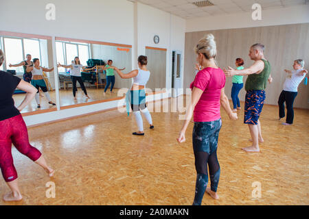 Moscow, Moscow, Russie - Septembre 07, 2019 : la classe de danse du ventre. Petit groupe de personnes faisant la danse du ventre exercices avec l'enseignant en classe Banque D'Images