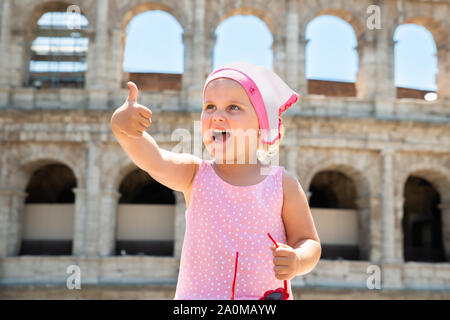 Girl Showing thumb up près de Colisée, Rome, Italie Banque D'Images