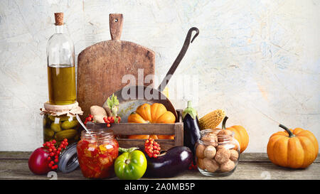Fruits et légumes de saison d'automne. Conserves de légumes. Vue de face. Entreposage des récoltes faites maison. Concept d'aliments sains Banque D'Images