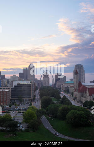 Juste avant le lever du soleil, les nuages rouler sur les toits de Saint Louis, MO, avec l'emblématique Gateway Arch. Banque D'Images