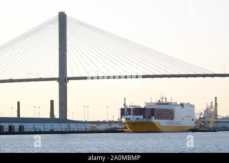 Un grand bateau de l'océan part du port de Savannah, Géorgie, alors qu'il navigue sur la rivière Savannah vers l'Atlantique. Banque D'Images