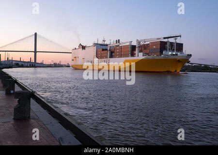 Un grand bateau de l'océan part du port de Savannah, Géorgie, alors qu'il navigue sur la rivière Savannah vers l'Atlantique. Banque D'Images