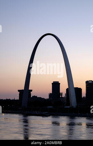 Avec le Gateway Arch se détachant sur un coucher de soleil colorés, les toits de Saint Louis est vu au cours de la rivière Mississippi Banque D'Images